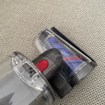 Dyson V15 Marka Süpürgemin 1 Yıl Olmadan Plastikleri Kopmaya Başladı.