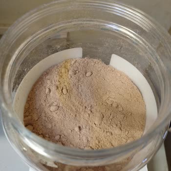 Supplementler Bozuk Supplement Markalı Whey Protein Tozu.