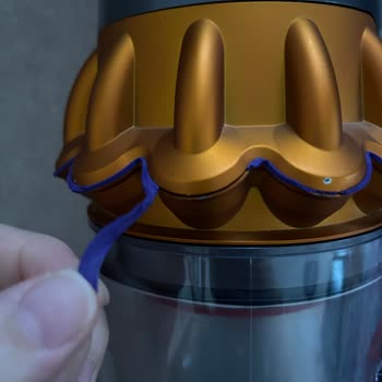 Dyson V15 Gövde Çeperi Soyulması