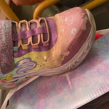 Skechers Çocuk Spor Ayakkabısında Beklenmedik Deformasyon