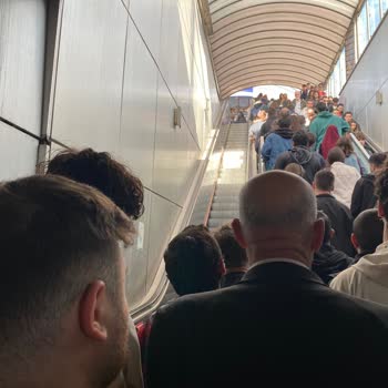 İBB - İstanbul Büyükşehir Belediyesi Mecidiyeköy Metrobüs İstasyonunda Yürüyen Merdiven Arızası!