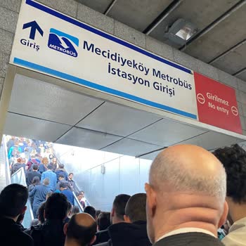 İBB - İstanbul Büyükşehir Belediyesi Mecidiyeköy Metrobüs İstasyonunda Yürüyen Merdiven Arızası!