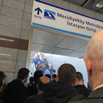 İBB - İstanbul Büyükşehir Belediyesi Mecidiyeköy Metrobüs İstasyonunda Yürüyen Merdiven Arızası!