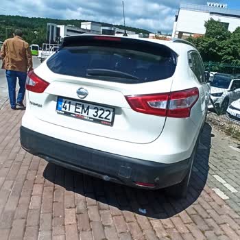 Kocaeli Üniversitesi Hastanesi Kaldırıma Değil Otoparka