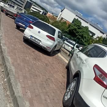 Kocaeli Üniversitesi Hastanesi Kaldırıma Değil Otoparka