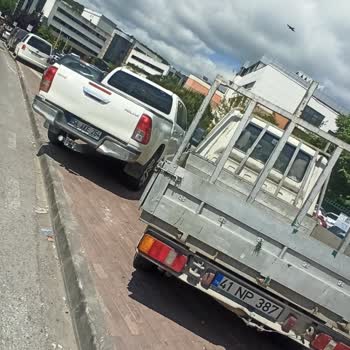 Kocaeli Üniversitesi Hastanesi Kaldırıma Değil Otoparka