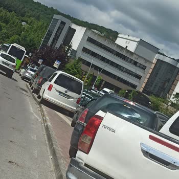 Kocaeli Üniversitesi Hastanesi Kaldırıma Değil Otoparka