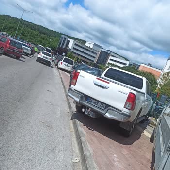 Kocaeli Üniversitesi Hastanesi Kaldırıma Değil Otoparka