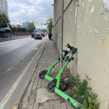Martı Elektrikli Scooter Ların Yaya Yolları Üstüne Bırakılması