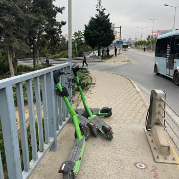 Martı Elektrikli Scooter Ların Yaya Yolları Üstüne Bırakılması