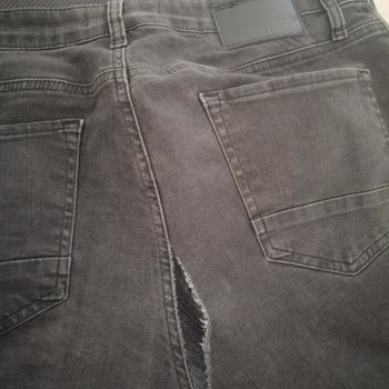 Mavi Kot Pantolonda Yırtılmayan Yer Kalmadı