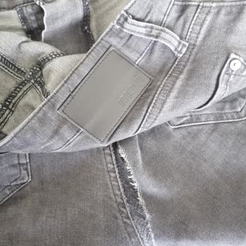 Mavi Kot Pantolonda Yırtılmayan Yer Kalmadı