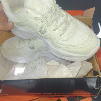 Ayakmod Rafta İnsanların Giyip Çıkardığı