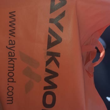 Ayakmod Rafta İnsanların Giyip Çıkardığı