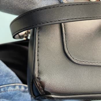 Calvin Klein Çantam Kendi Kendine Yırtılıyor