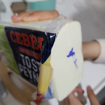 Cebel Kaşar Peynir İçinden Eldiven?