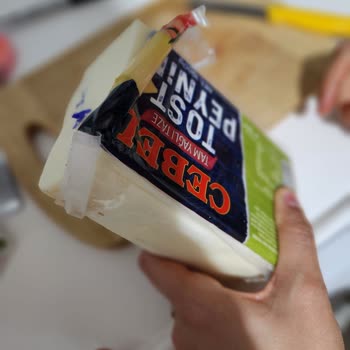 Cebel Kaşar Peynir İçinden Eldiven?