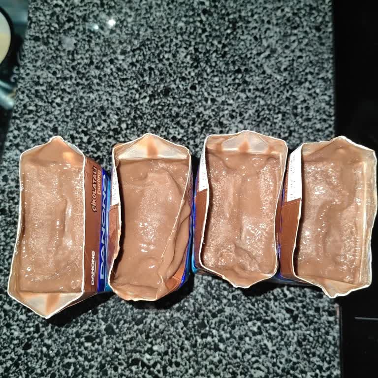 Danone Marka Pudingin İçinde Ne Olduğu Belli Olmayan Beyazlıklar Var.