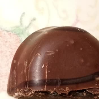 Eti Gıda Browni İntense Üstünde Delikler Var