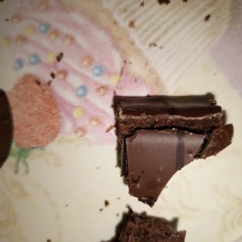Eti Gıda Browni İntense Üstünde Delikler Var