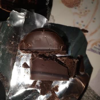 Eti Gıda Browni İntense Üstünde Delikler Var