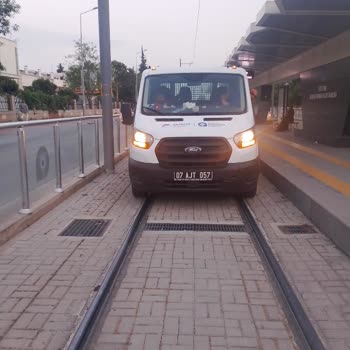 Antalya Büyükşehir Belediyesi Üzerinde Amblemi Var Siyah Plaka Araç Bize Ait Değil Diyorlar