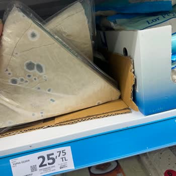 A101 Market İçerisinde Satılan Henüz Tarihi Geçmemiş Ama Küflenmiş Ürünler