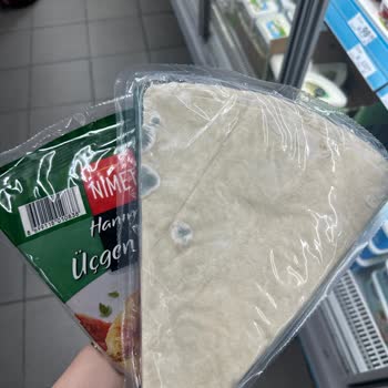 A101 Market İçerisinde Satılan Henüz Tarihi Geçmemiş Ama Küflenmiş Ürünler