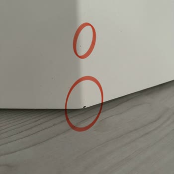 Enza Home Legato Yemek Masasının Bacaklarında Boya Atıkları Var