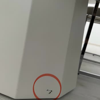 Enza Home Legato Yemek Masasının Bacaklarında Boya Atıkları Var