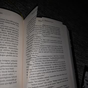 Bkmkitap Kitap Sayfaları Boydan Yırtık