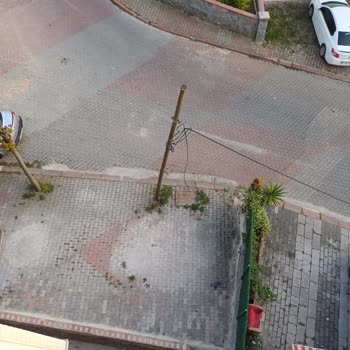 Türk Telekom Eğilen Direk Sahip Çıkmıyor