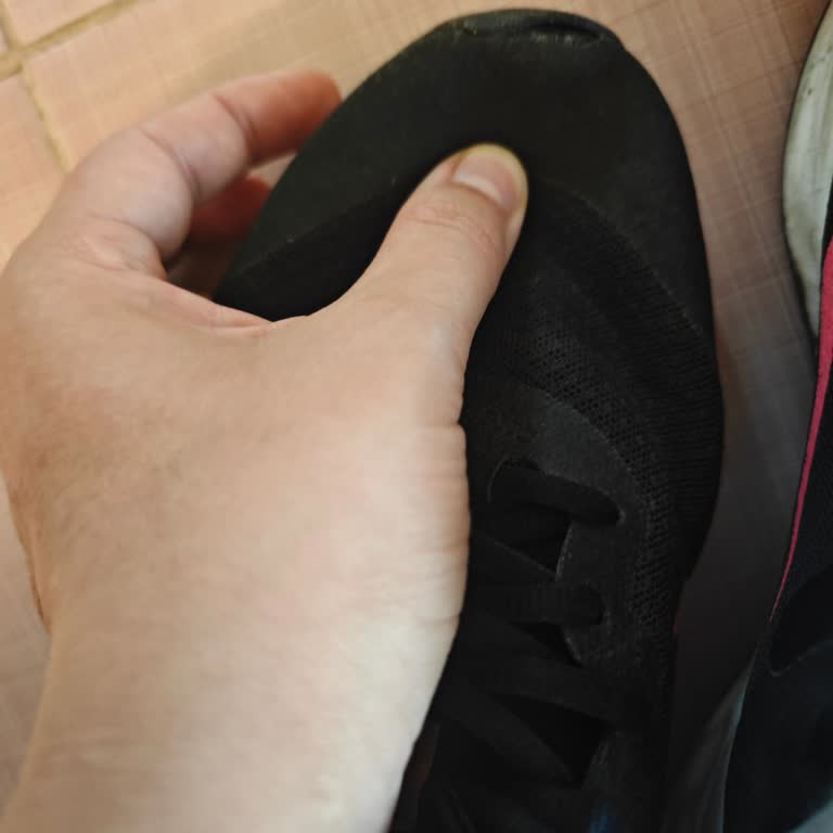 Nike Spor Ayakkabı Sol Tek Burun Koruyucu Kısmında Açılma