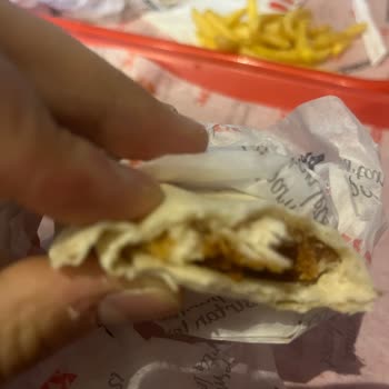 KFC Sadece Dürüm Verildi Ne Et Ne Marul Ne De Domates.