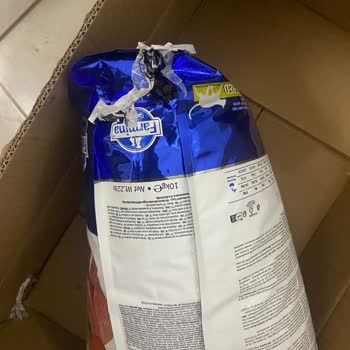 Markamama'dan Dağılmış Bantla Yapıştırılmış Mama Paketi