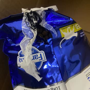 Markamama'dan Dağılmış Bantla Yapıştırılmış Mama Paketi