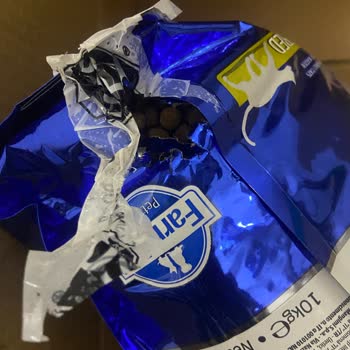 Markamama'dan Dağılmış Bantla Yapıştırılmış Mama Paketi