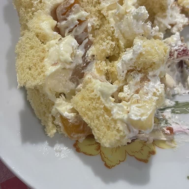 Gümüş Pastanesi Bozuk Pasta Meyvesi İçinde Çürümüş