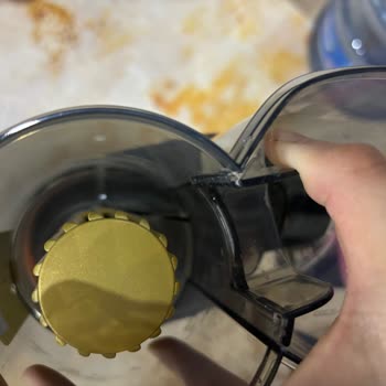 PHILIPS Ev Aletleri Philips Aqua Plus 8000 Şarjlı Dikey Süpürge Haznesinde Deformeler Var