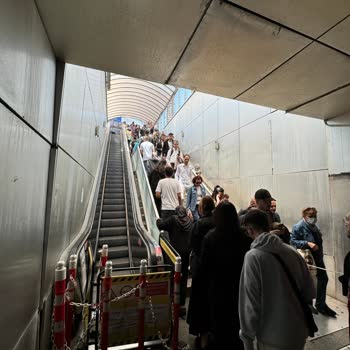 Mecidiyeköy Metrobüs Durağında Yürüyen Merdivenlerin Arızası Yaşamı Olumsuz Etkiliyor