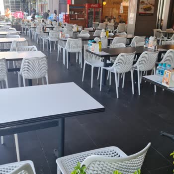 Köfteci Yusuf Kapalı Alana Zorla Oturtmak İstiyor.