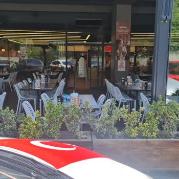 Köfteci Yusuf Kapalı Alana Zorla Oturtmak İstiyor.