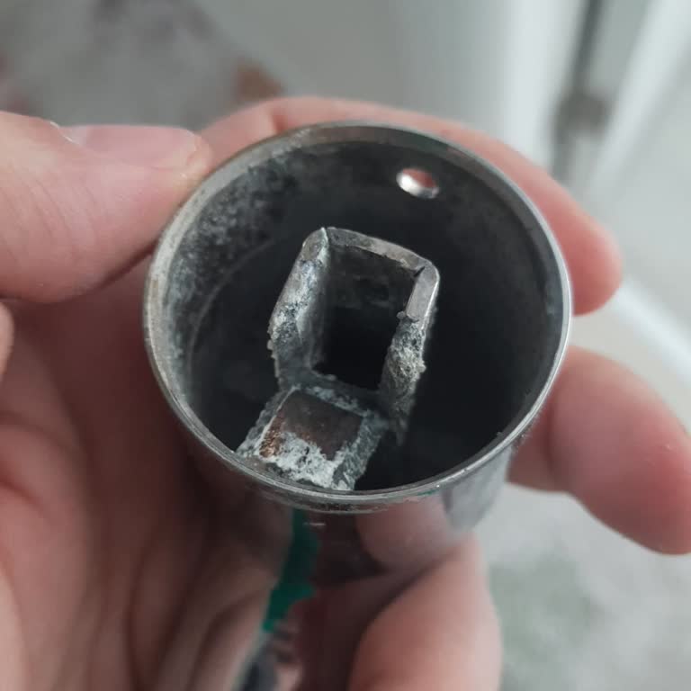 ECA Musluk Tutma Yeri Kireçten Kırılması