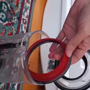 Dyson V15 Süpürgemin Haznesini Takarken Bir Anda Silikonu Çıktı