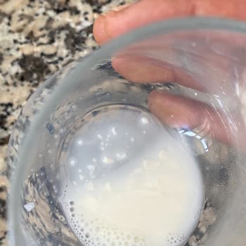 Sek Süt İçinden Bir Şeyler Çıktı