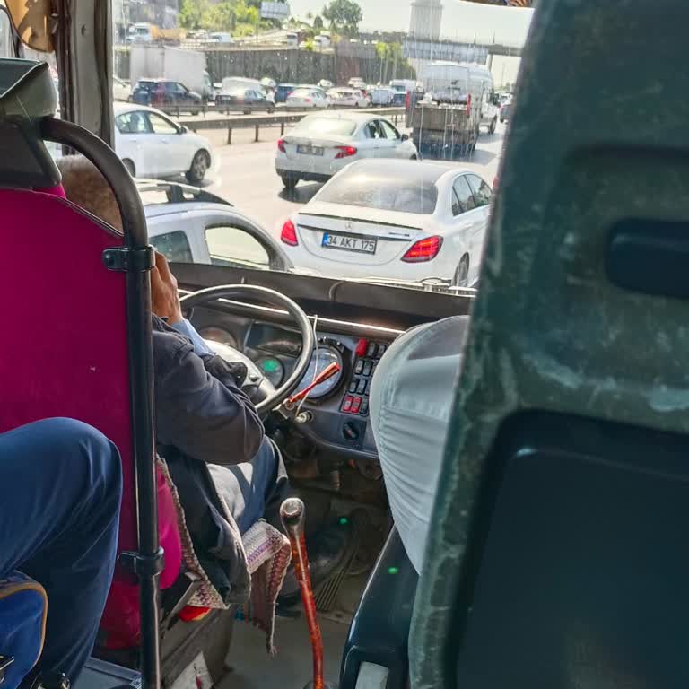 Metro Turizm Servis Şoförü Telefonla Konuşuyor