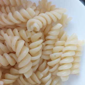 BİM Den Yiyecek Alıp Yemeyin