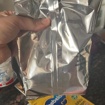 Bebelac Kapalı Pakette Sinekler Ve Larvaları