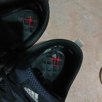 Adidas Spor Ayakkabı Aldık İçleri Döküldü Plastiği Görünüyor