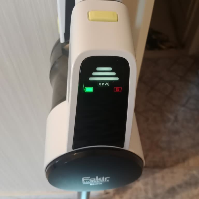 Fakir Ev Aletleri Dik Süpürgem Süpürdüğüm Yerde Kırmızı Yanıyor Ve Süpürme Duruyor